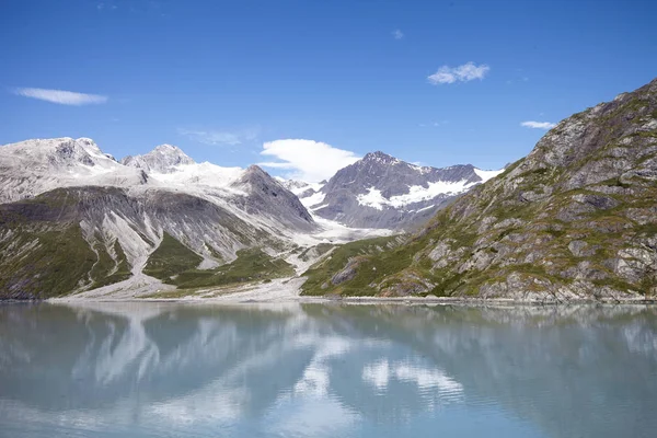 美丽的阿拉斯加湖被山脉环绕 — 图库照片