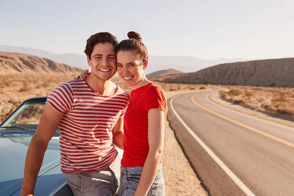 Jong Koppel Een Road Trip Tijdens Pauze Zoek Naar Camera — Stockfoto