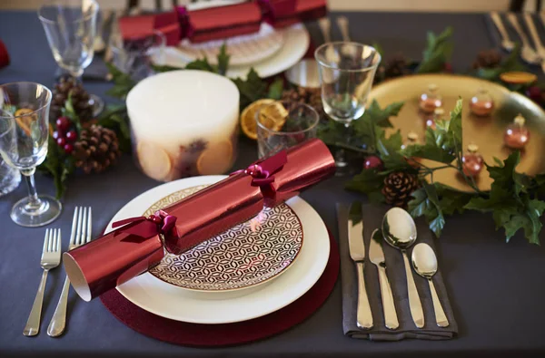 접시와 빨강과 테이블 훈장에 크래커와 크리스마스 테이블 설정의 클로즈업 가까이 — 스톡 사진