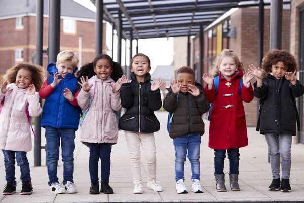 Eine Gruppe Lächelnder Junger Multiethnischer Schulkinder Mänteln Und Mit Schultaschen — Stockfoto