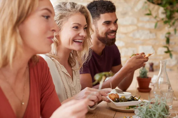Drei Junge Erwachsene Freunde Essen Einem Restaurant Nahaufnahme — Stockfoto