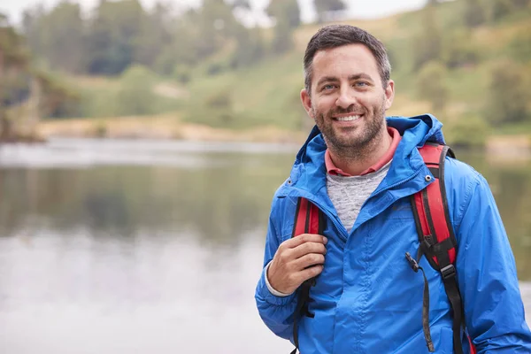 Volwassen Man Een Kampeervakantie Permanent Door Een Meer Glimlachen Naar — Stockfoto