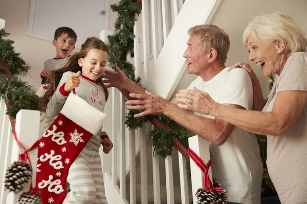 Grootouders Groeten Opgewonden Kleinkinderen Dragend Pyjama Trap Holding Kousen Kerstochtend — Stockfoto