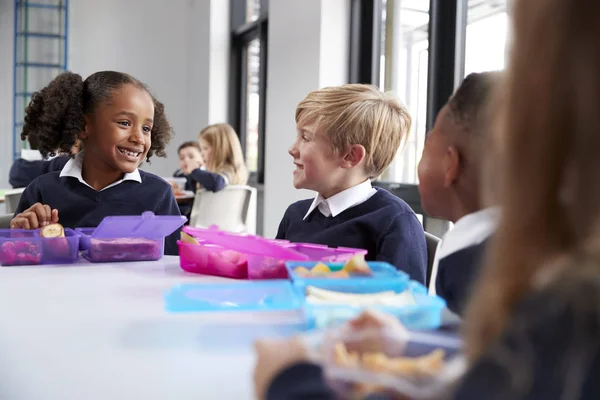 Általános Iskolás Gyerekek Ülnek Asztalnál Eszik Csomagolt Ebéd Beszélgetés Közelről — Stock Fotó