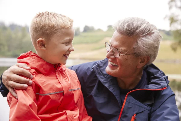 Gros Plan Petit Fils Grand Père Campagne Regardant Portrait — Photo