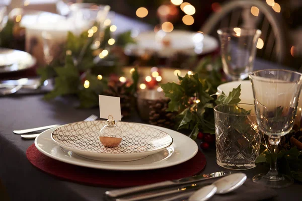 Χριστουγεννιάτικο Τραπέζι Ρύθμιση Μπιχλιμπίδι Θήκη Κάρτας Ονόματος Τοποθετημένα Ένα Πιάτο — Φωτογραφία Αρχείου