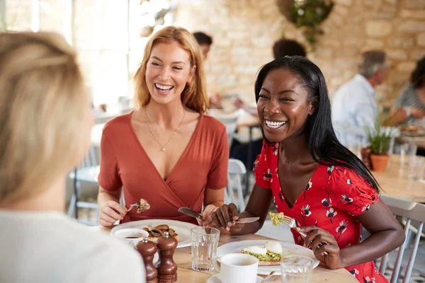 Junge Freundinnen Lächeln Beim Brunch Einem Café Aus Nächster Nähe — Stockfoto