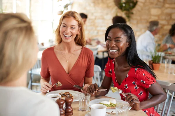 Jóvenes Amigas Sonriendo Almuerzo Café Cerca —  Fotos de Stock