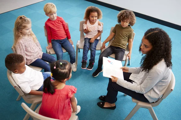 Jonge Vrouwelijke School Leraar Het Lezen Van Een Boek Aan — Stockfoto