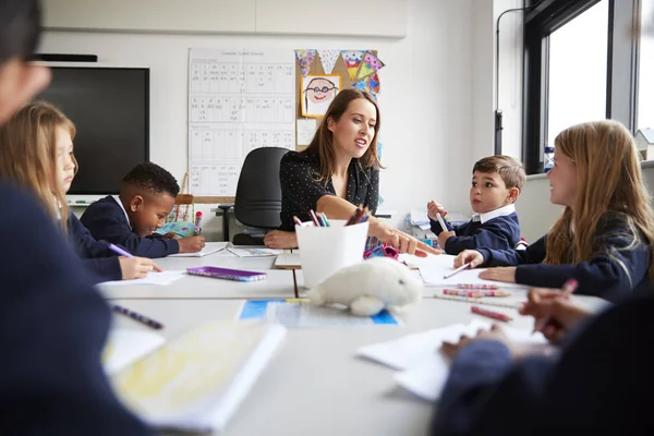 Insegnante Donna Seduta Tavolo Con Gruppo Scolari Una Lezione Scuola — Foto Stock