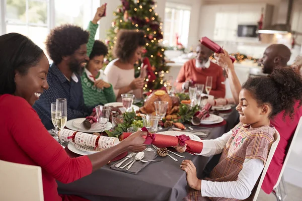 Gemengd Ras Multi Generatie Familie Plezier Trekken Crackers Kerst Tafel — Stockfoto