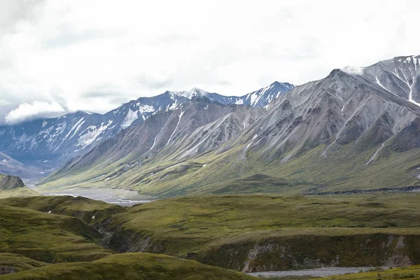 강바닥 알래스카에서 계곡을 — 스톡 사진