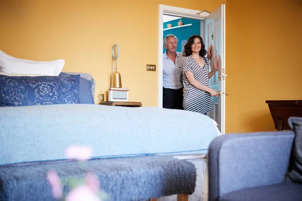 Ehepaar Mittleren Alters Öffnet Die Tür Zum Hotelzimmer — Stockfoto