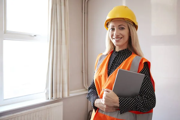 Porträtt Kvinnliga Surveyor Hård Hatt Och Hög Synlighet Jacka Med — Stockfoto