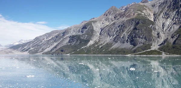 在阿拉斯加湖面上漂浮的冰 — 图库照片