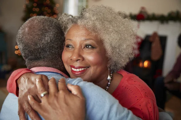 アフリカ系アメリカ人シニア カップルを抱いて 笑顔の女性 — ストック写真