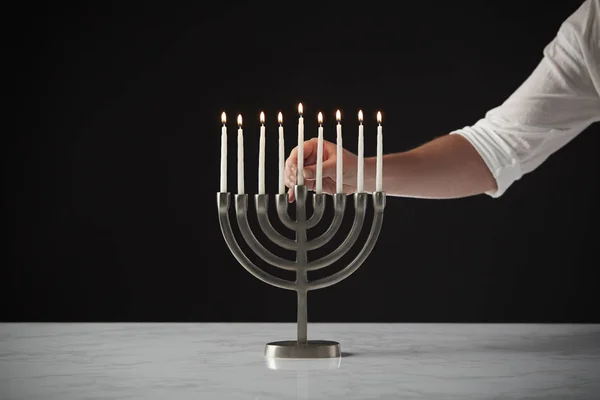 Vista Parziale Persona Mano Accensione Candele Hanukkah Minorca Contro Black — Foto Stock