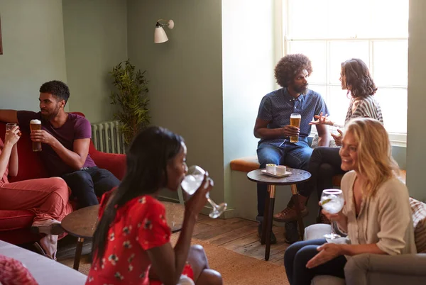 Gruppe Multiethnischer Menschen Trinkt Und Redet Einer Kneipe — Stockfoto