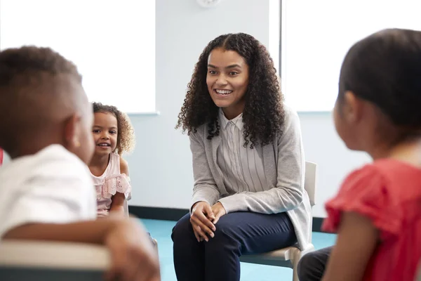 Afro Américaine Enseignante Avec Les Cheveux Bouclés Maternelle Avec — Photo