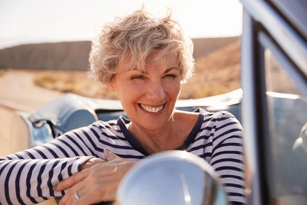 Senior Kobieta Przodu Siedzenia Pasażera Otwarty Samochód Bliska — Zdjęcie stockowe