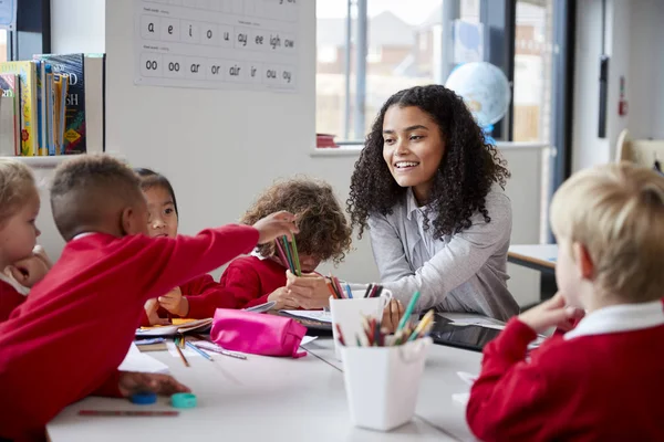 Front Bild Leende Kvinnliga Spädbarn Skola Lärare Sitter Vid Ett — Stockfoto