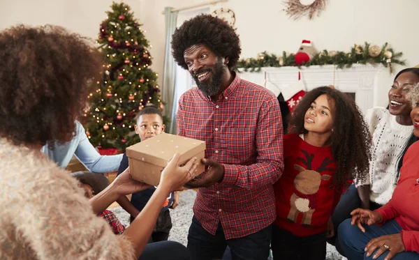 Çift Çok Nesil Aile Kutlama Noel Evde Birlikte Hediye Alışverişi — Stok fotoğraf