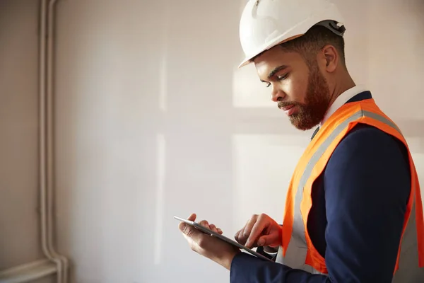 Surveyor Casco Duro Chaqueta Alta Visibilidad Con Tableta Digital Que —  Fotos de Stock