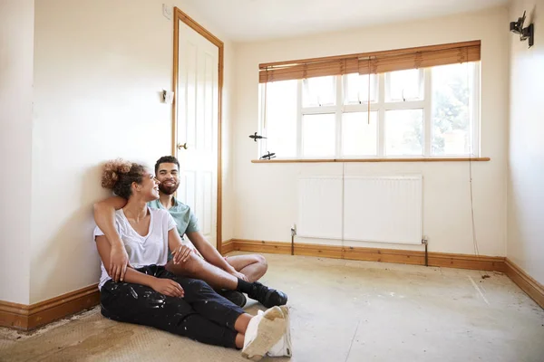 Pareja Sentada Piso Una Habitación Vacía Nuevo Hogar Diseño Planificación —  Fotos de Stock