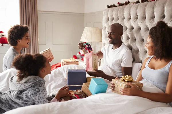 Familia Afroamericana Niños Abriendo Regalos Cama Los Padres Mañana Navidad — Foto de Stock