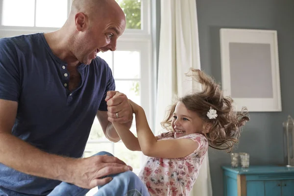 Far Och Dotter Kul Hoppar Tillsammans Hemma — Stockfoto