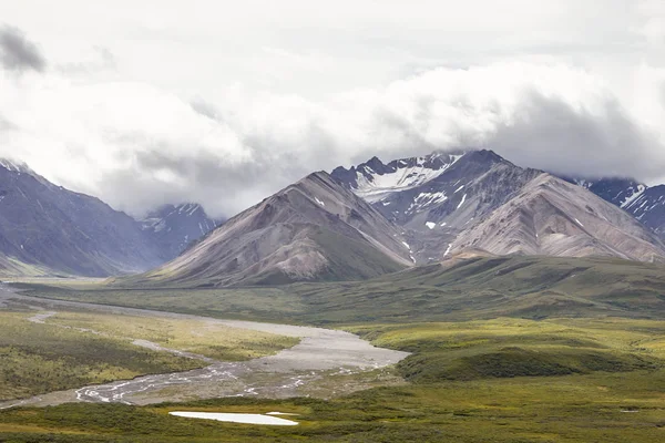 Torr Flodbädd Kör Genom Dalen Mellan Bergen Alaska — Stockfoto