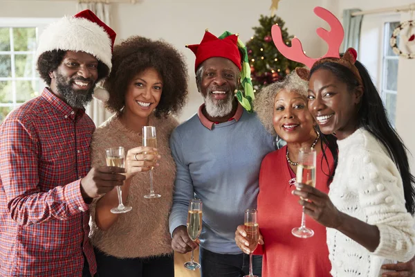 父母用成人外来跳的肖像 在一起庆祝圣诞节的时候 用香槟酒做了一个敬酒 — 图库照片