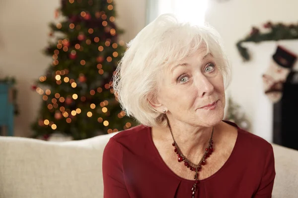 Porträt Einer Seniorin Die Weihnachten Hause Auf Dem Sofa Der — Stockfoto