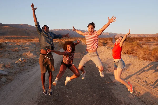 Jonge Volwassen Vrienden Plezier Springen Woestijn — Stockfoto