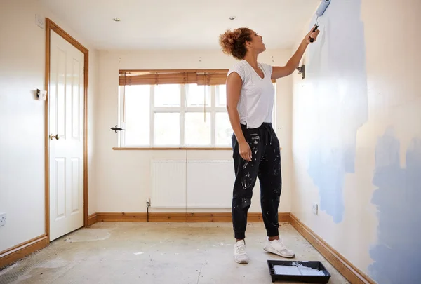 女性の部屋の新しい家 絵画の壁を飾ること — ストック写真