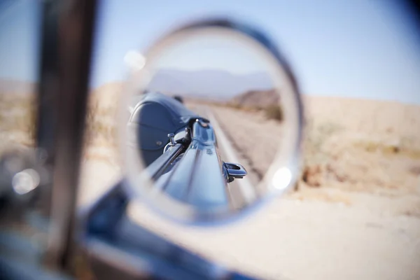 Reflexão Estrada Deserto Espelho Asa Carro — Fotografia de Stock