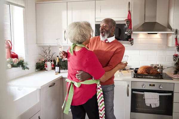 Gelukkige Volwassen Zwarte Paar Holding Champagneglazen Lachen Omarmen Keuken Bij — Stockfoto