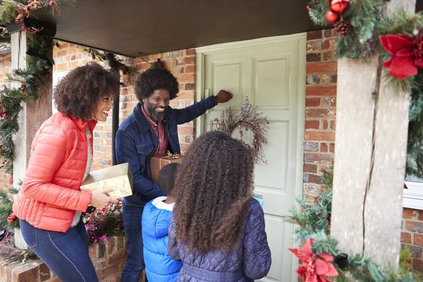 Сім Стукає Передніми Дверима Приїжджаючи Відвідати Різдво Подарунками — стокове фото