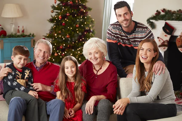 Retrato Familia Varias Generaciones Sentada Sofá Salón Casa Día Navidad — Foto de Stock