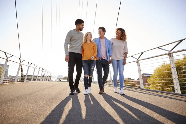 Grupp Unga Vänner Över Staden Bridge Tillsammans — Stockfoto
