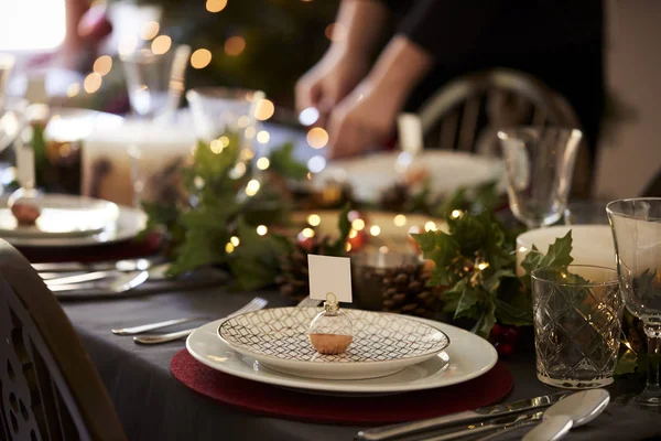 홀더를 크리스마스 테이블 빨간색 테이블에 — 스톡 사진