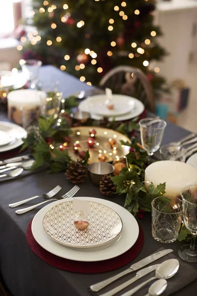 Weihnachtstisch Mit Christbaumhalter Auf Einem Teller Und Grünem Und Rotem — Stockfoto