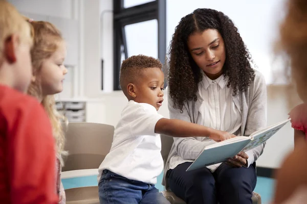 Afro Américaine Enseignante Avec Les Cheveux Bouclés Maternelle Avec — Photo