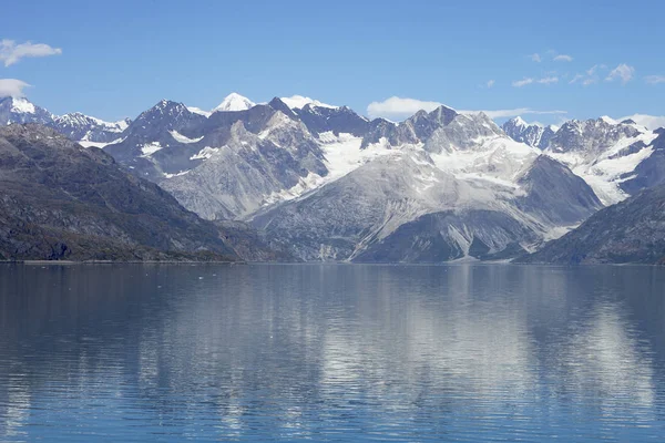 美丽的湖在阿拉斯加环绕着山脉和森林 — 图库照片