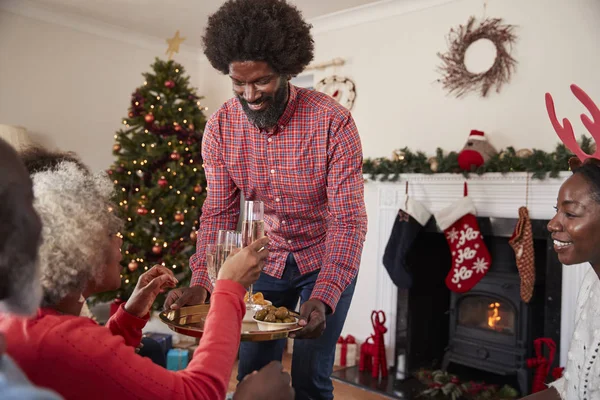 Mann Serviert Champagner Und Snacks Als Erwachsene Familienmitglieder Weihnachten Hause — Stockfoto