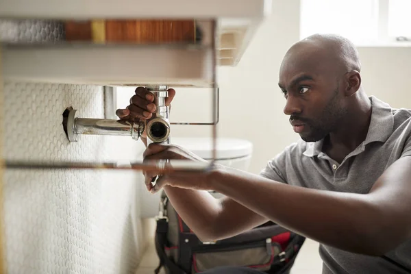 Jeune Homme Africain Plombier Assis Sur Sol Fixation Lavabo Salle — Photo