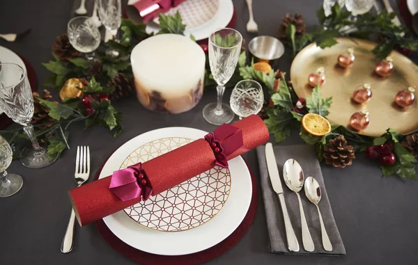 Close Van Kerstmis Tabel Instelling Met Christmas Crackers Gerangschikt Platen — Stockfoto