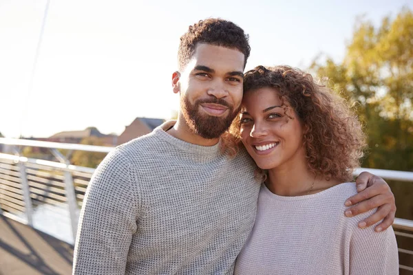 Portret Van Een Jong Koppel Lopen Brug Van Stad Samen — Stockfoto