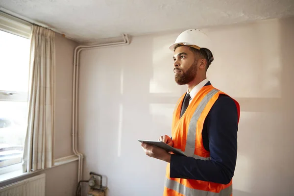 Landmeter Hard Hat Hoge Zichtbaarheid Vest Met Digitale Tablet Huis — Stockfoto