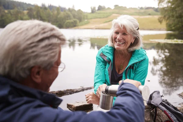 Pareja Mayor Junto Lago Hombre Vertiendo Café Taza Esposa Sobre — Foto de Stock